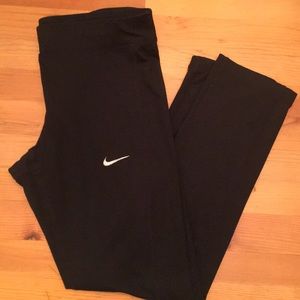 Black Nike cropped leggings
